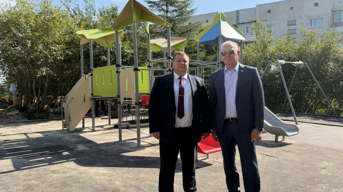 Депутаты Магаданской городской Думы и мэр Магадана проверили ход благоустройства детских площадок Депутаты Магаданской городской Думы и мэр Магадана проверили ход благоустройства детских площадок