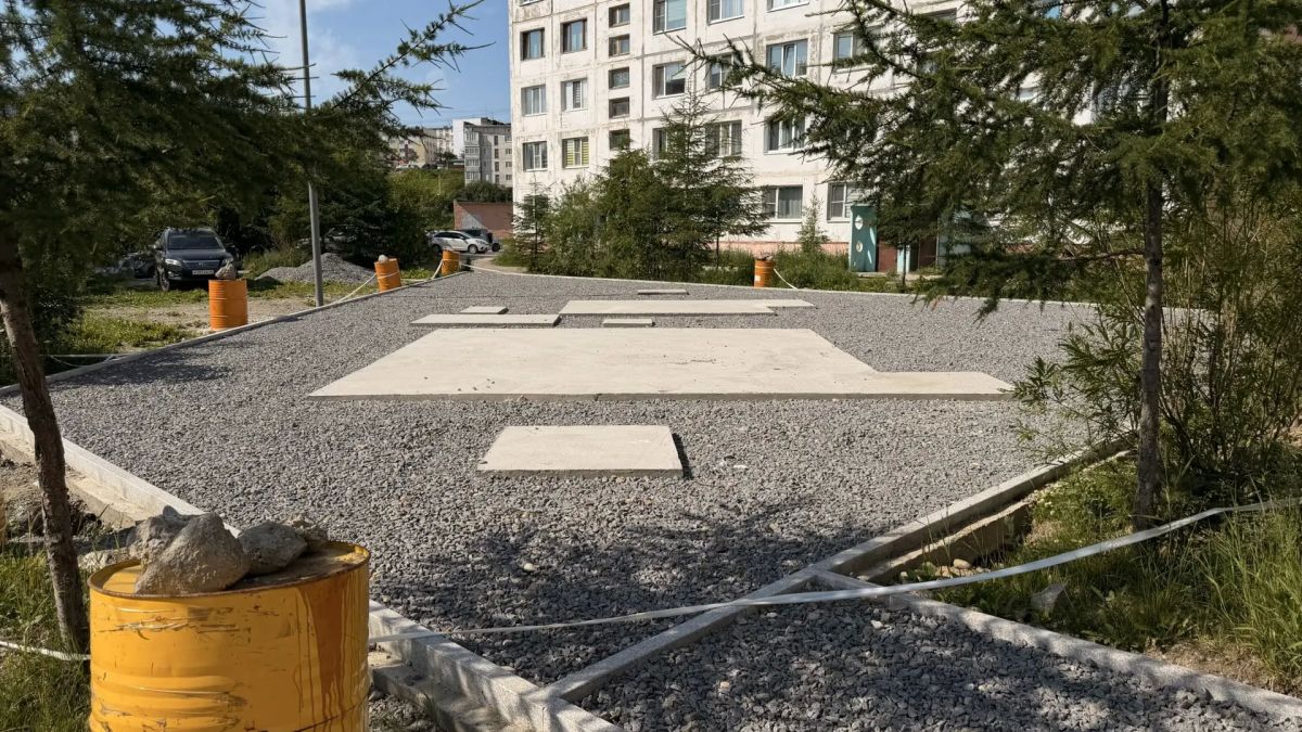Депутаты Магаданской городской Думы и мэр Магадана проверили ход благоустройства детских площадок Депутаты Магаданской городской Думы и мэр Магадана проверили ход благоустройства детских площадок
