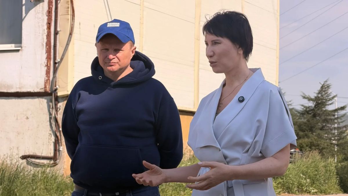 Депутаты Магаданской городской Думы и мэр Магадана проверили ход благоустройства детских площадок Депутаты Магаданской городской Думы и мэр Магадана проверили ход благоустройства детских площадок