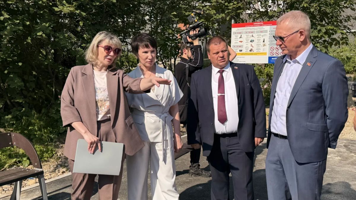 Депутаты Магаданской городской Думы и мэр Магадана проверили ход благоустройства детских площадок Депутаты Магаданской городской Думы и мэр Магадана проверили ход благоустройства детских площадок