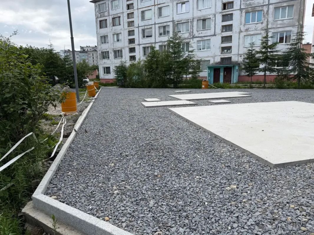 Дворовые территории Магадана активно благоустраивают в рамках программы «Дальневосточные дворы» Дворовые территории Магадана активно благоустраивают в рамках программы «Дальневосточные дворы»