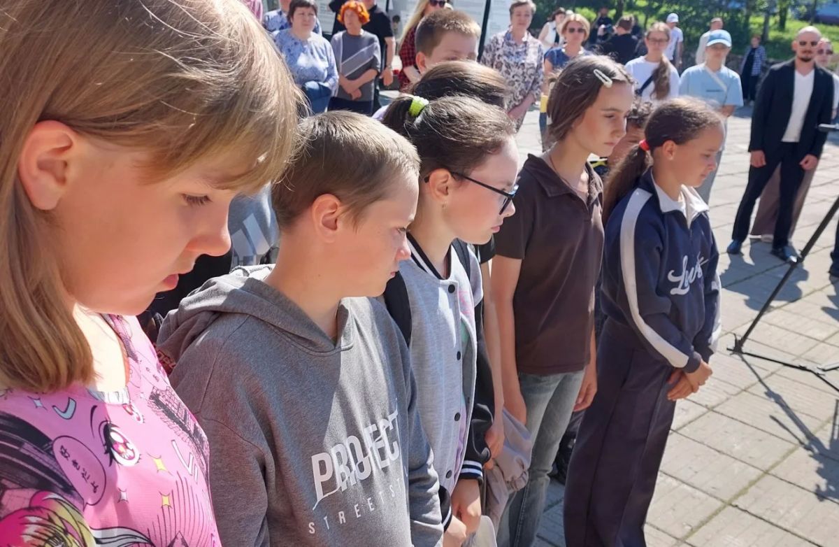 Колымчане почтили память детей, чьи жизни оборвала война в Донбассе Колымчане почтили память детей, чьи жизни оборвала война в Донбассе