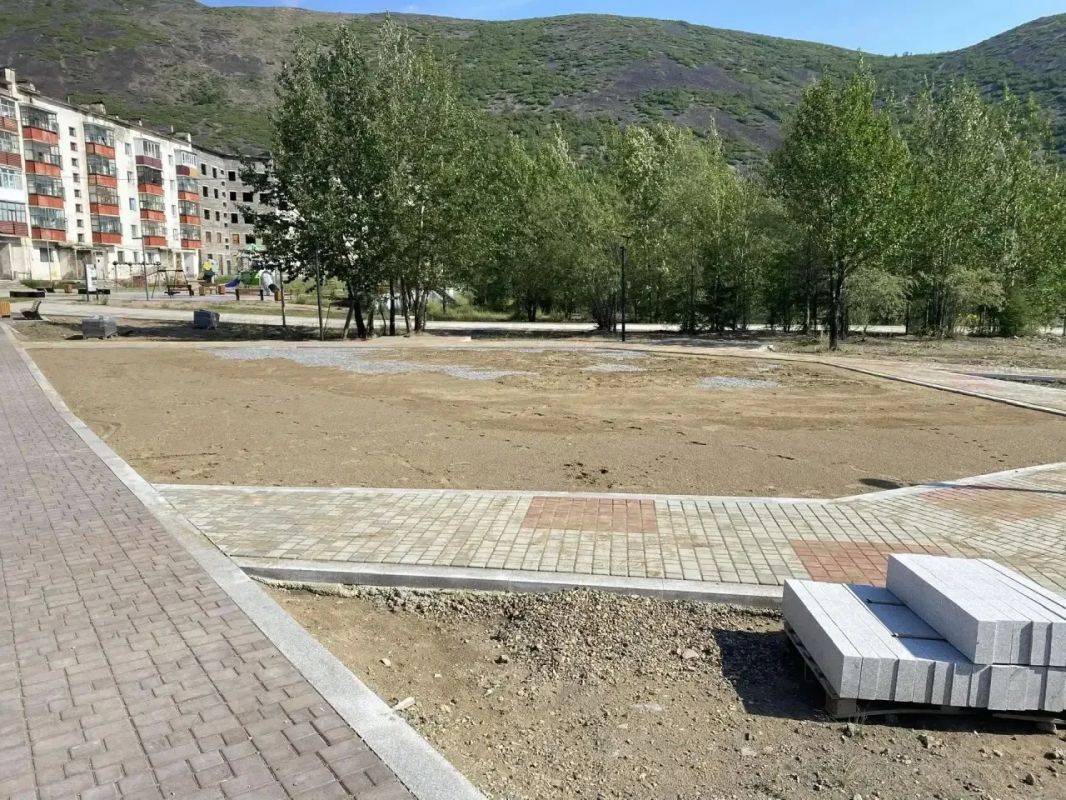Продолжается благоустройство общественной территории в поселке Омсукчан Продолжается благоустройство общественной территории в поселке Омсукчан