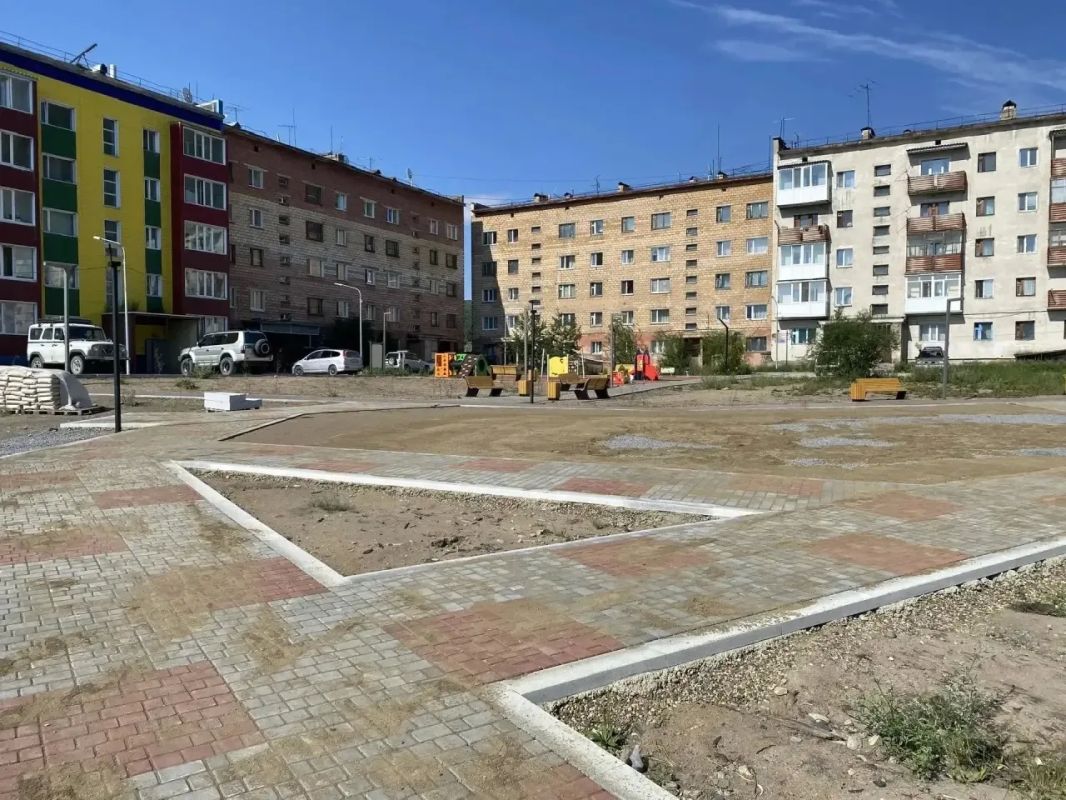 Продолжается благоустройство общественной территории в поселке Омсукчан Продолжается благоустройство общественной территории в поселке Омсукчан