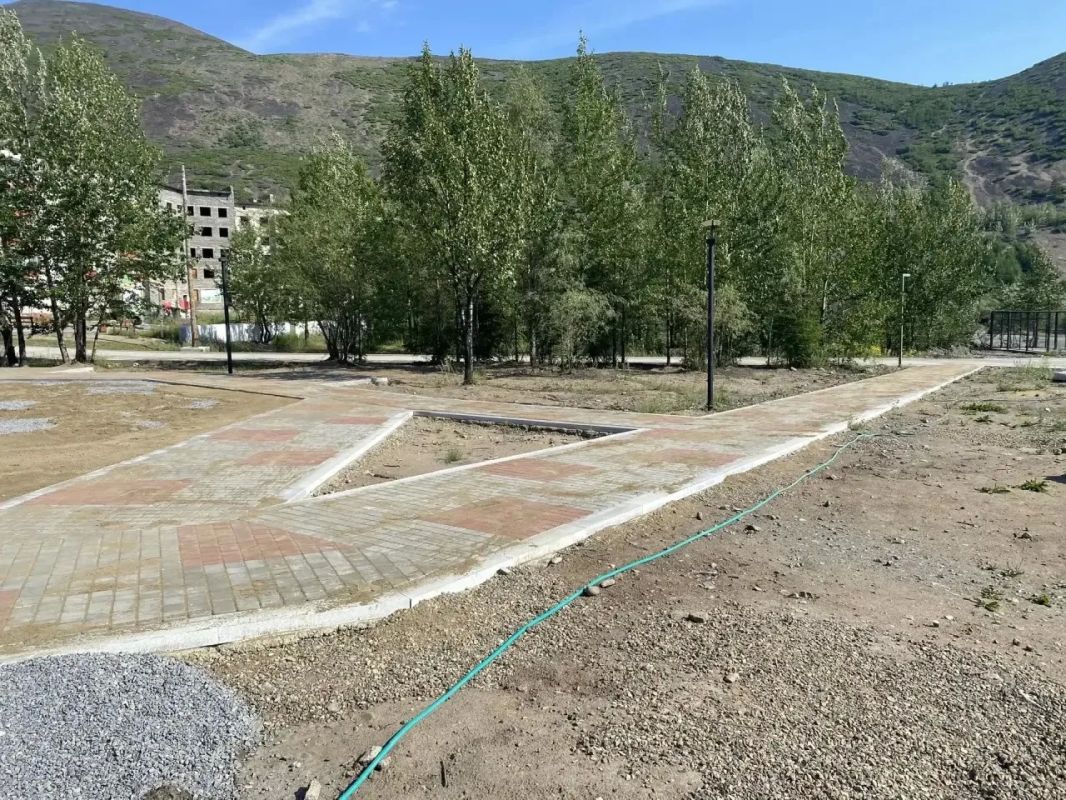 Продолжается благоустройство общественной территории в поселке Омсукчан Продолжается благоустройство общественной территории в поселке Омсукчан