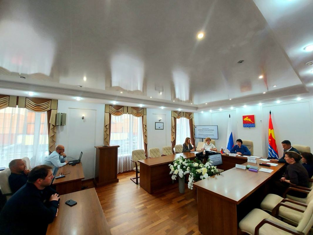 Лариса Поликанова: В прошлом году я начала объезды по городу и знакомство с нашими предпринимателями — смотрела, как выглядят территории возле магазинов, кафе, разных торговых точек Лариса Поликанова: В прошлом году я начала объезды по городу и знакомство с нашими предпринимателями — смотрела, как выглядят территории возле магазинов, кафе, разных торговых точек