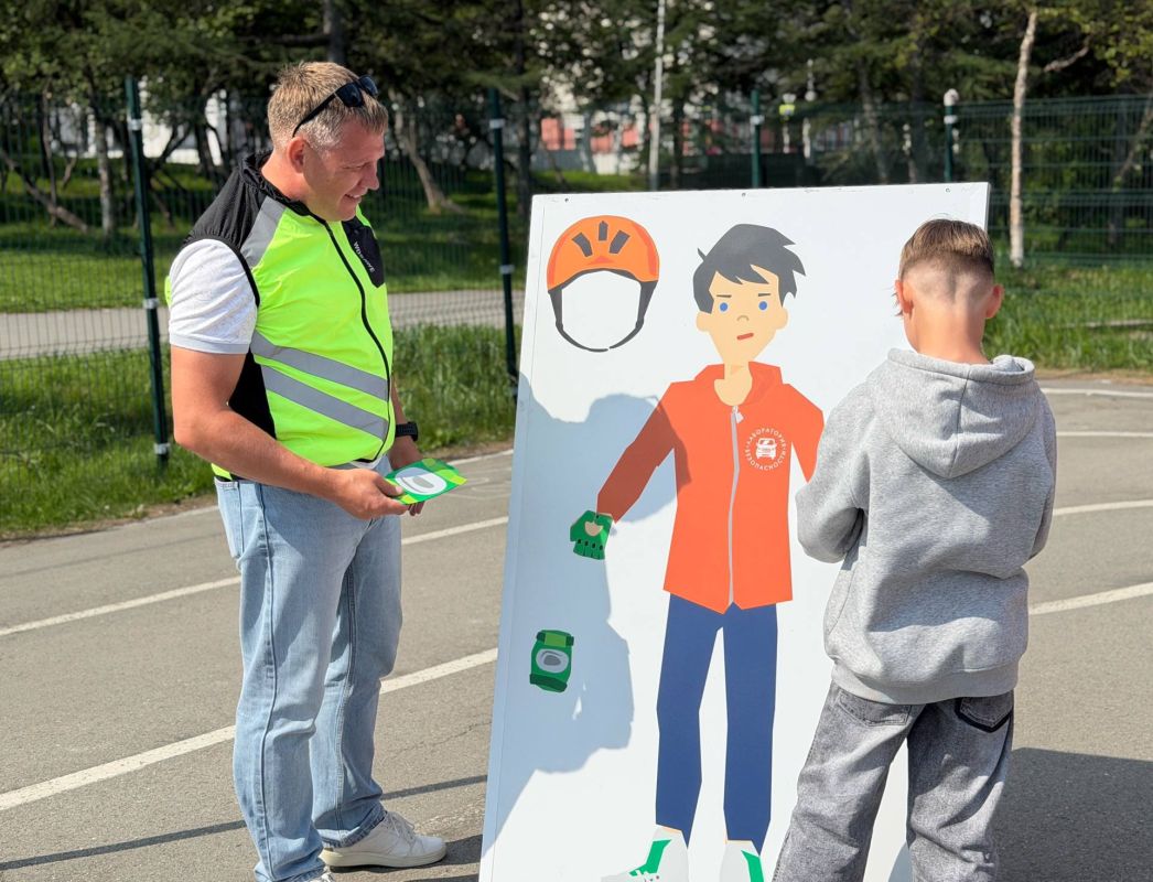 «Безопасное лето-2026» в Магадане: полицейские и общественники организовали для детей тематические площадки в автогородке «Безопасное лето-2026» в Магадане: полицейские и общественники организовали для детей тематические площадки в автогородке