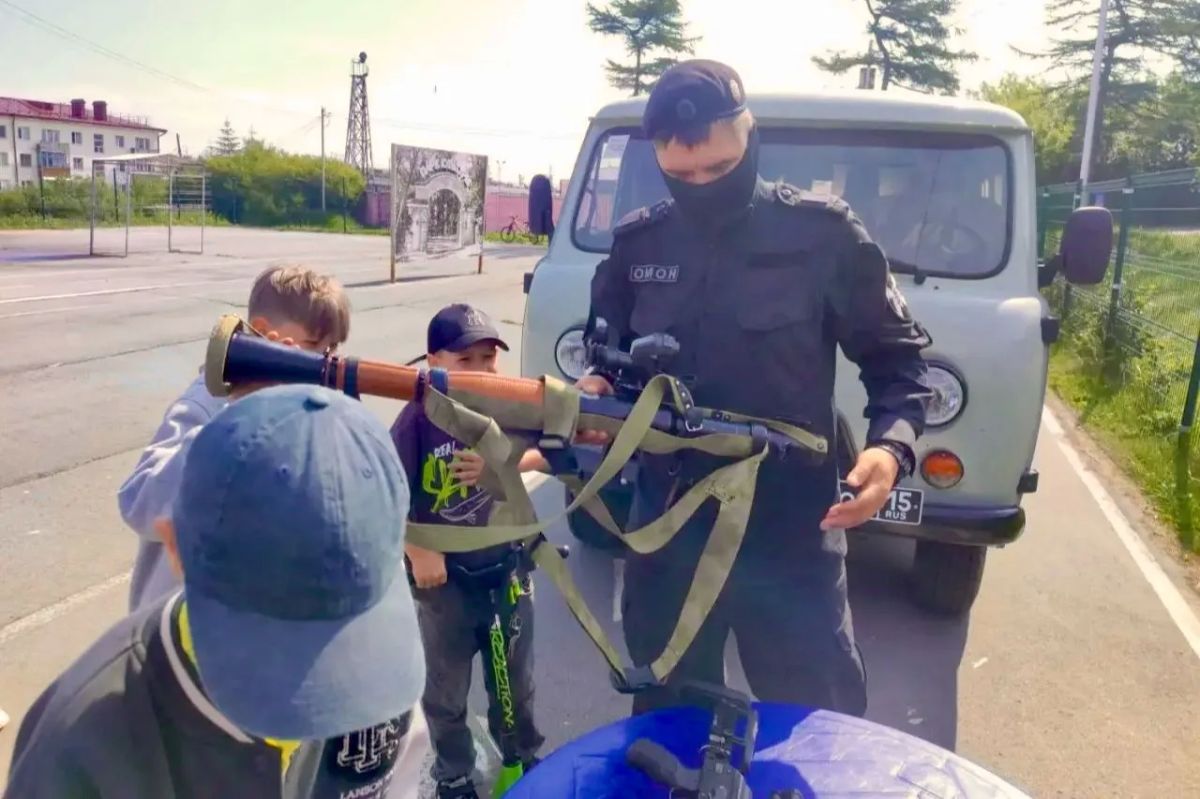 Сотрудники ОМОН провели познавательное мероприятие для подростков в Магадане Сотрудники ОМОН провели познавательное мероприятие для подростков в Магадане