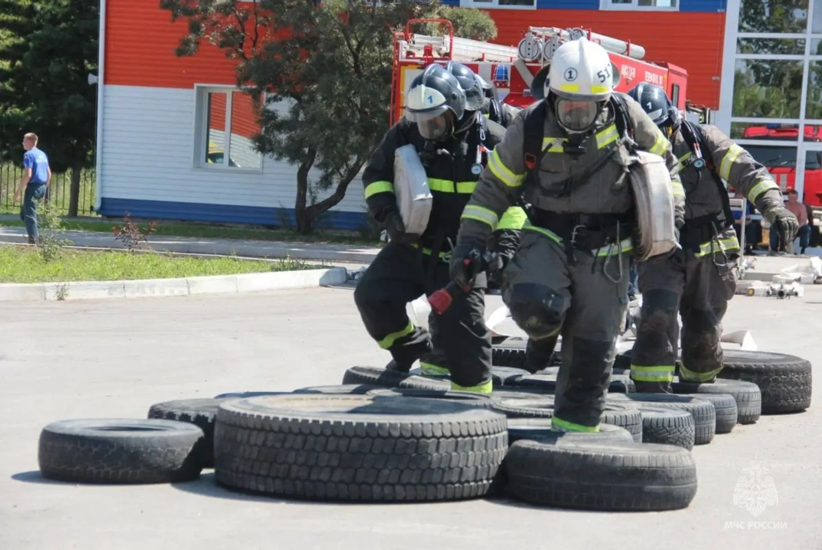 В Хабаровске прошли соревнования на звание «Лучшее звено газодымозащитной службы» среди пожарно-спасательных подразделений МЧС России в ДФО В Хабаровске прошли соревнования на звание «Лучшее звено газодымозащитной службы» среди пожарно-спасательных подразделений МЧС России в ДФО