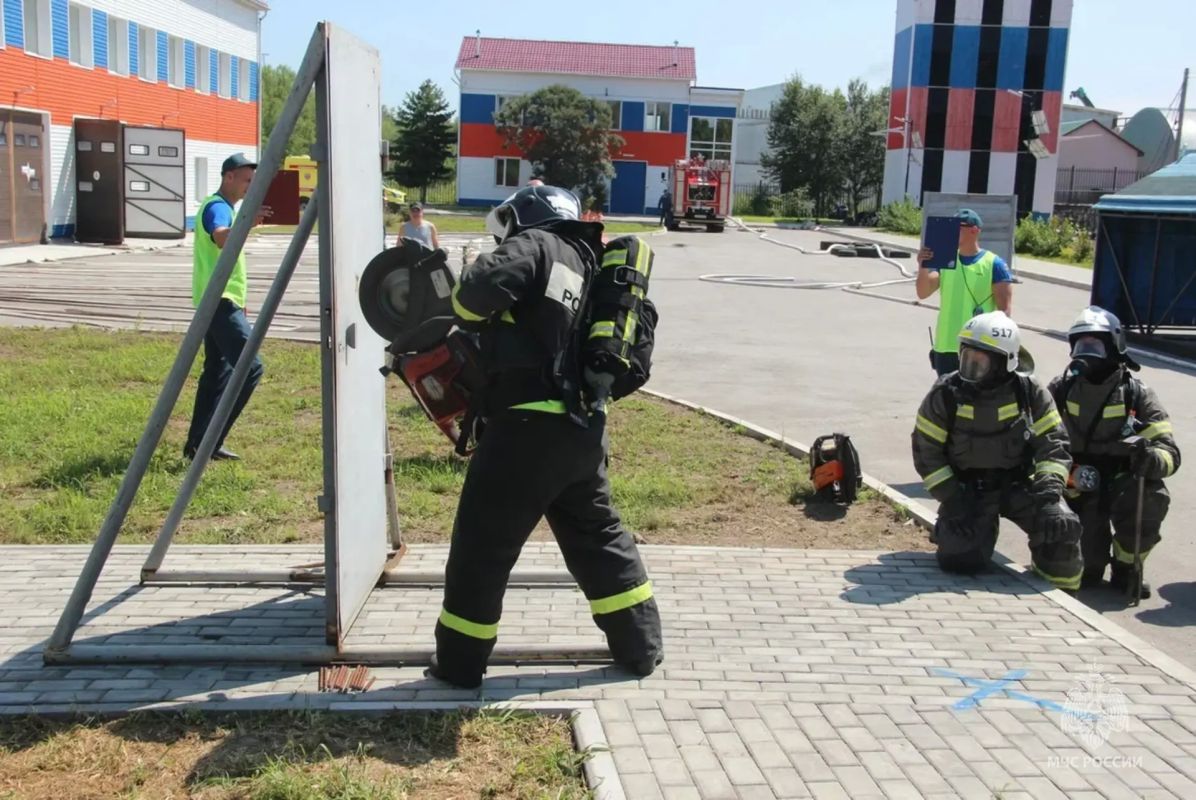 В Хабаровске прошли соревнования на звание «Лучшее звено газодымозащитной службы» среди пожарно-спасательных подразделений МЧС России в ДФО В Хабаровске прошли соревнования на звание «Лучшее звено газодымозащитной службы» среди пожарно-спасательных подразделений МЧС России в ДФО