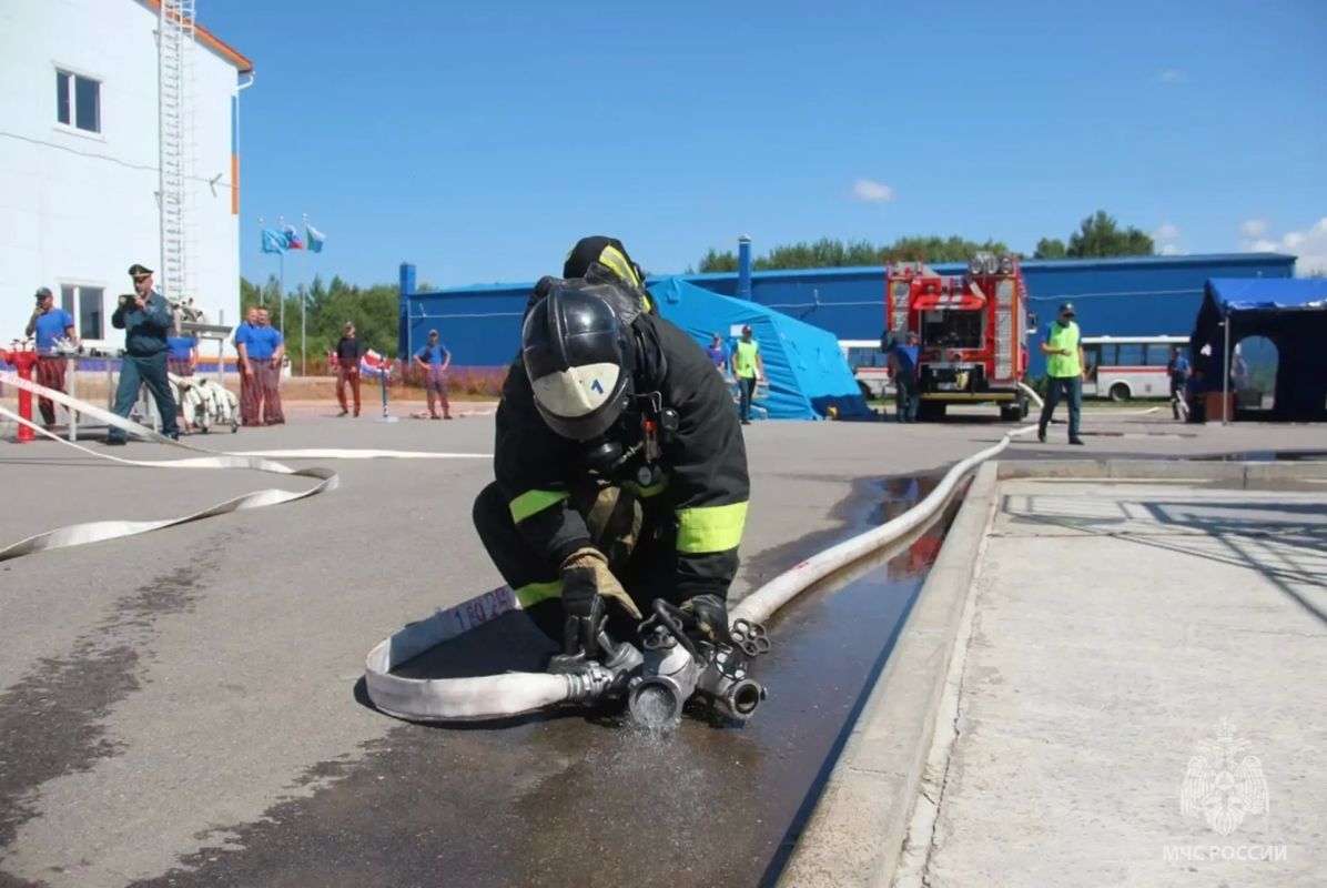 В Хабаровске прошли соревнования на звание «Лучшее звено газодымозащитной службы» среди пожарно-спасательных подразделений МЧС России в ДФО В Хабаровске прошли соревнования на звание «Лучшее звено газодымозащитной службы» среди пожарно-спасательных подразделений МЧС России в ДФО