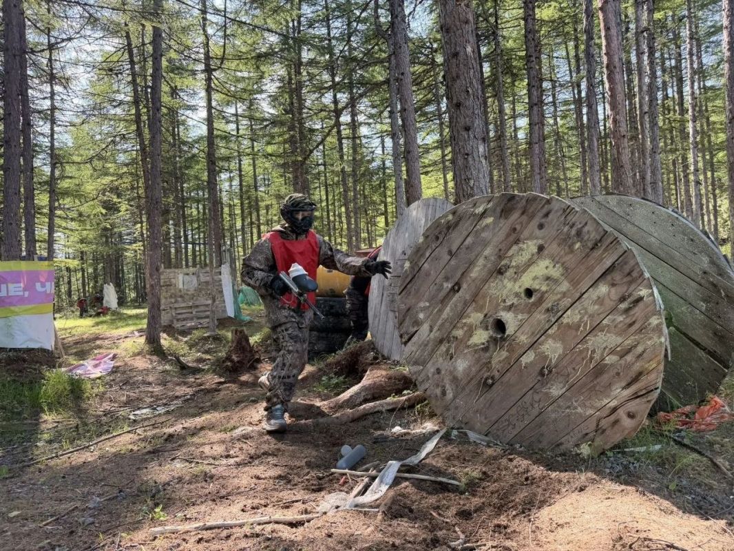 Ветераны и военнослужащие Колымы отметили День ВДВ товарищеским пейнтбольным матчем Ветераны и военнослужащие Колымы отметили День ВДВ товарищеским пейнтбольным матчем
