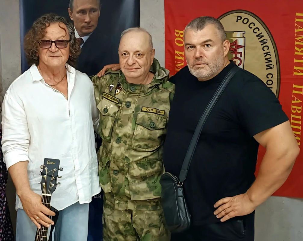 В Донецке в рамках проекта «Солдатская библиотека» состоялся литературно-музыкальный вечер
