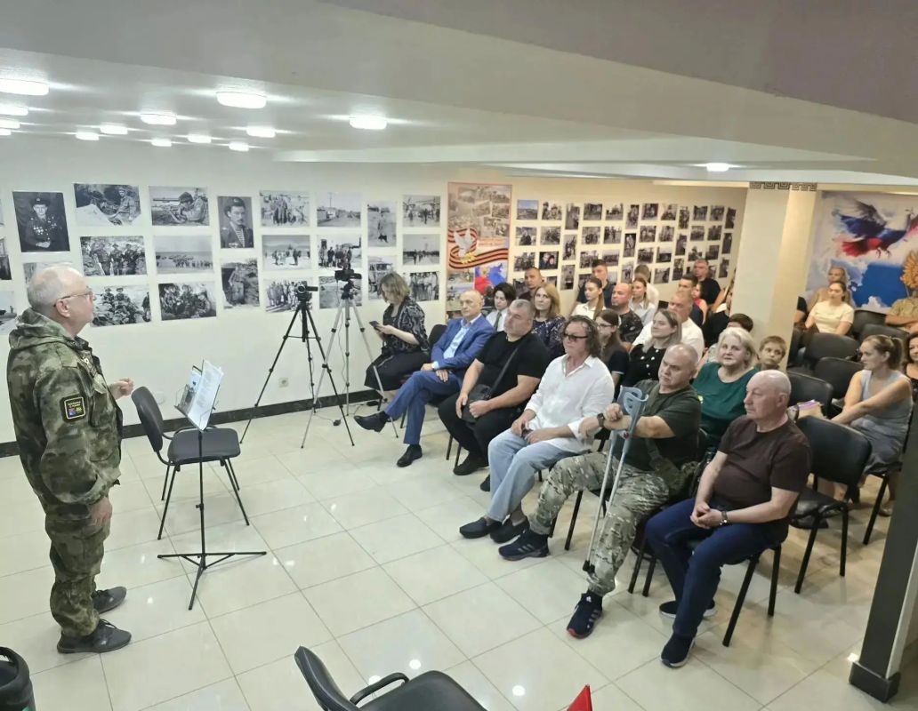 В Донецке в рамках проекта «Солдатская библиотека» состоялся литературно-музыкальный вечер В Донецке в рамках проекта «Солдатская библиотека» состоялся литературно-музыкальный вечер