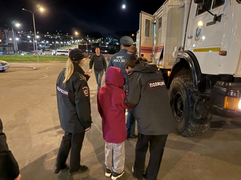 С 1 августа детское время до 22.00: полицейские Колымы выявили 17 фактов нахождения несовершеннолетних на улице в ночное время без сопровождения взрослых С 1 августа детское время до 22.00: полицейские Колымы выявили 17 фактов нахождения несовершеннолетних на улице в ночное время без сопровождения взрослых