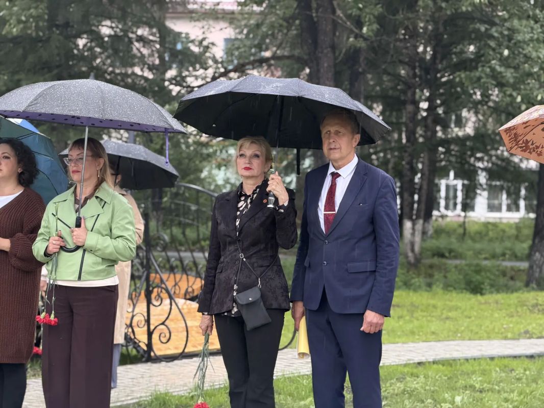 В Тенькинском округе Колымы состоялось торжественное открытие памятника Валерию Антоненко – милиционеру, погибшему при исполнении служебного долга В Тенькинском округе Колымы состоялось торжественное открытие памятника Валерию Антоненко – милиционеру, погибшему при исполнении служебного долга