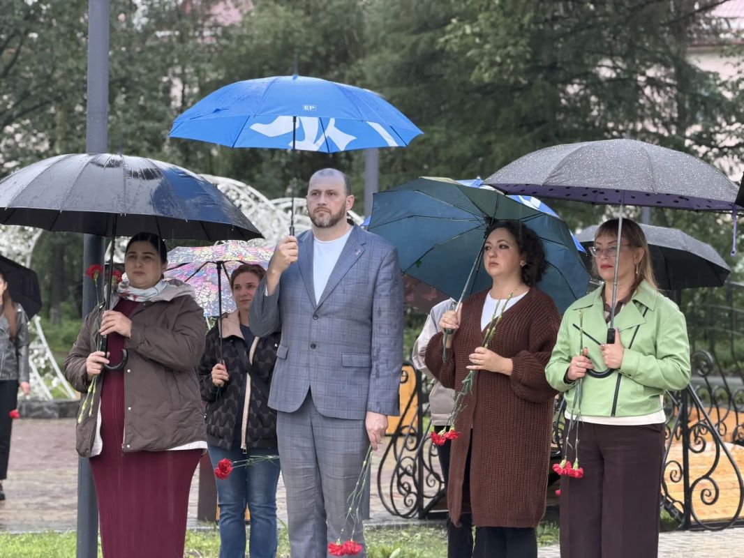 В Тенькинском округе Колымы состоялось торжественное открытие памятника Валерию Антоненко – милиционеру, погибшему при исполнении служебного долга В Тенькинском округе Колымы состоялось торжественное открытие памятника Валерию Антоненко – милиционеру, погибшему при исполнении служебного долга