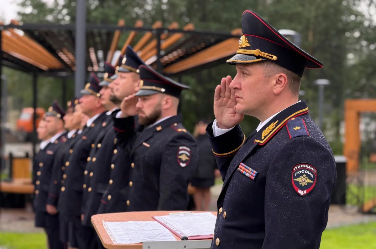 В Тенькинском округе Колымы состоялось торжественное открытие памятника Валерию Антоненко – милиционеру, погибшему при исполнении служебного долга В Тенькинском округе Колымы состоялось торжественное открытие памятника Валерию Антоненко – милиционеру, погибшему при исполнении служебного долга