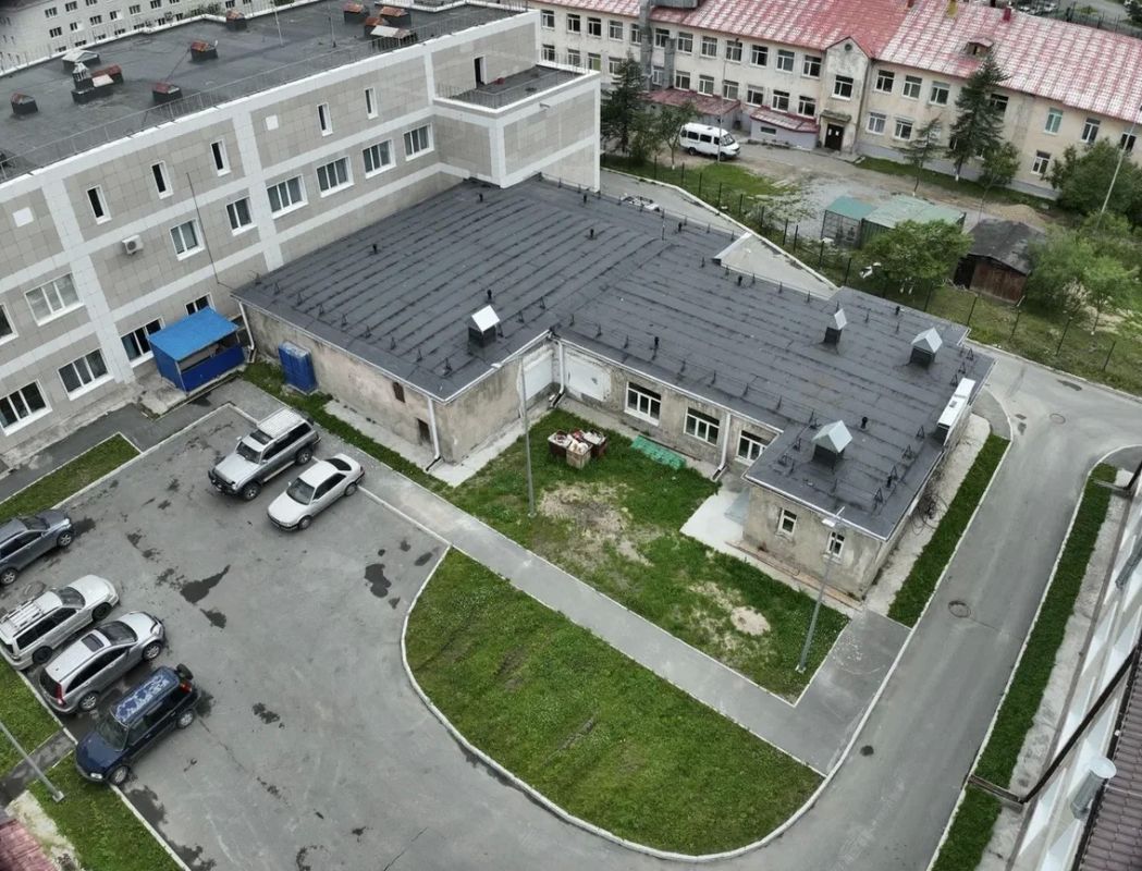 Завершен капитальный ремонт кровель зданий областной больницы в Магадане Завершен капитальный ремонт кровель зданий областной больницы в Магадане