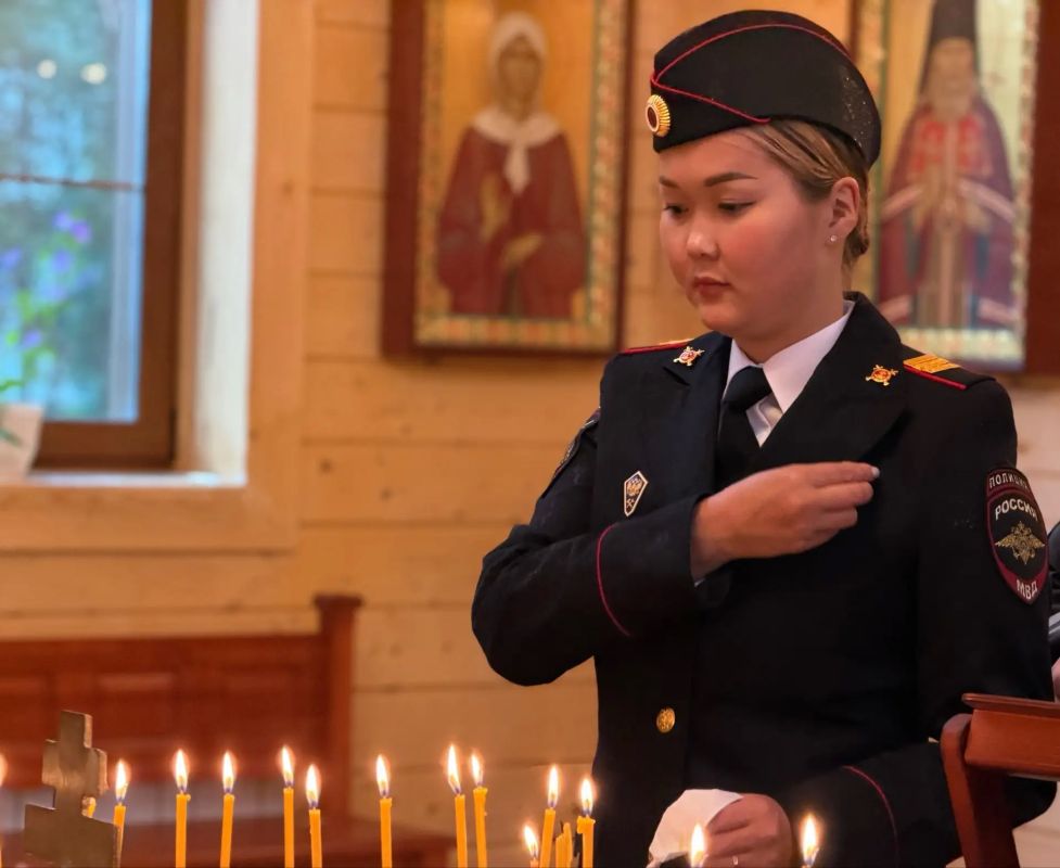 В Тенькинском округе Колымы состоялось торжественное открытие памятника Валерию Антоненко – милиционеру, погибшему при исполнении служебного долга В Тенькинском округе Колымы состоялось торжественное открытие памятника Валерию Антоненко – милиционеру, погибшему при исполнении служебного долга