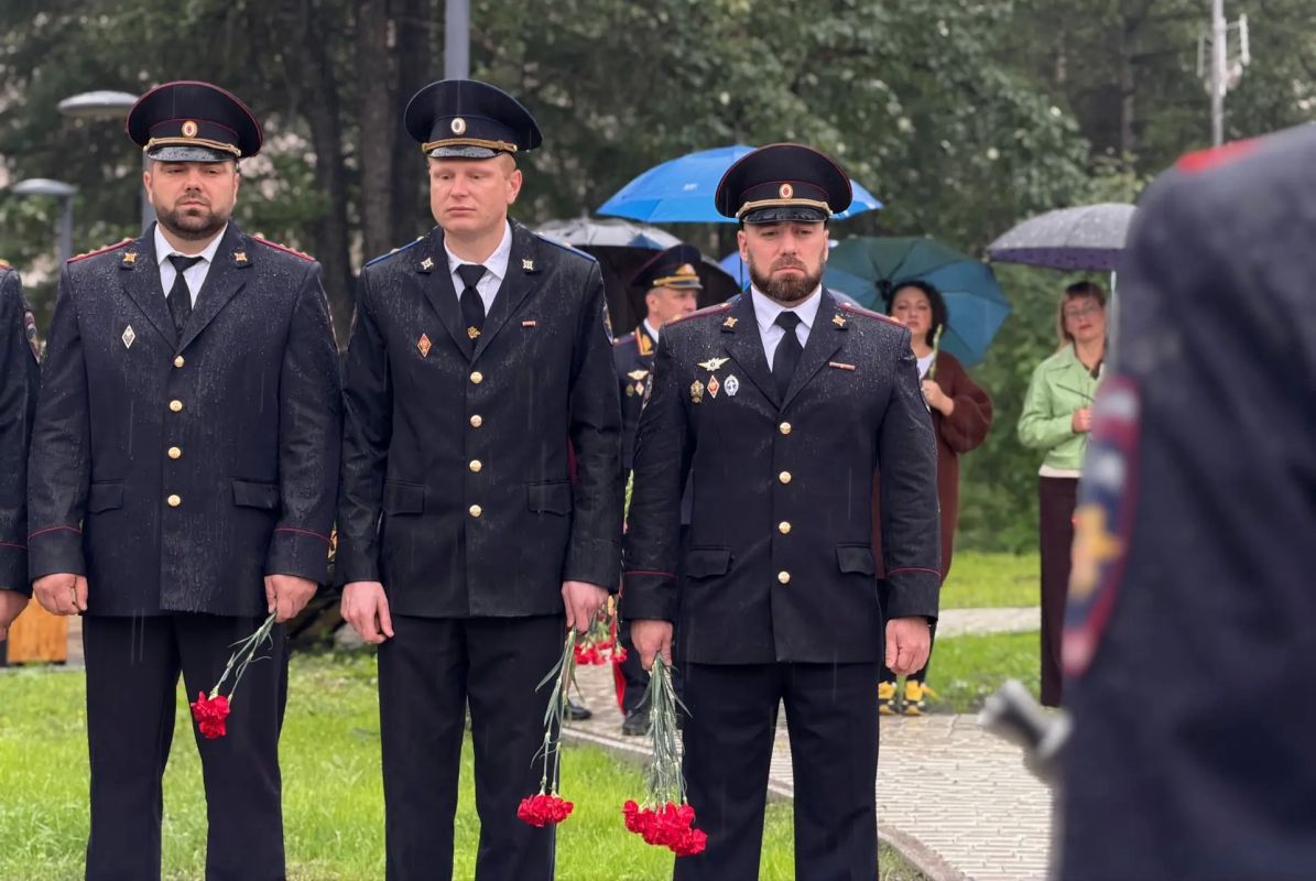 В Тенькинском округе Колымы состоялось торжественное открытие памятника Валерию Антоненко – милиционеру, погибшему при исполнении служебного долга В Тенькинском округе Колымы состоялось торжественное открытие памятника Валерию Антоненко – милиционеру, погибшему при исполнении служебного долга