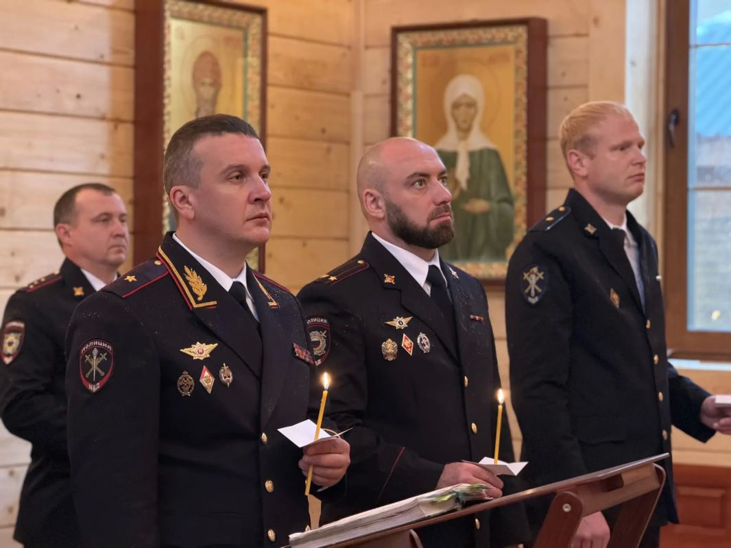 В Тенькинском округе Колымы состоялось торжественное открытие памятника Валерию Антоненко – милиционеру, погибшему при исполнении служебного долга В Тенькинском округе Колымы состоялось торжественное открытие памятника Валерию Антоненко – милиционеру, погибшему при исполнении служебного долга