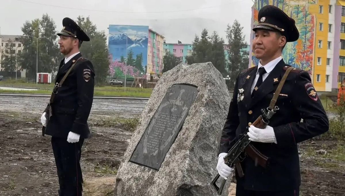 Памятник погибшему милиционеру установили в Усть-Омчуге