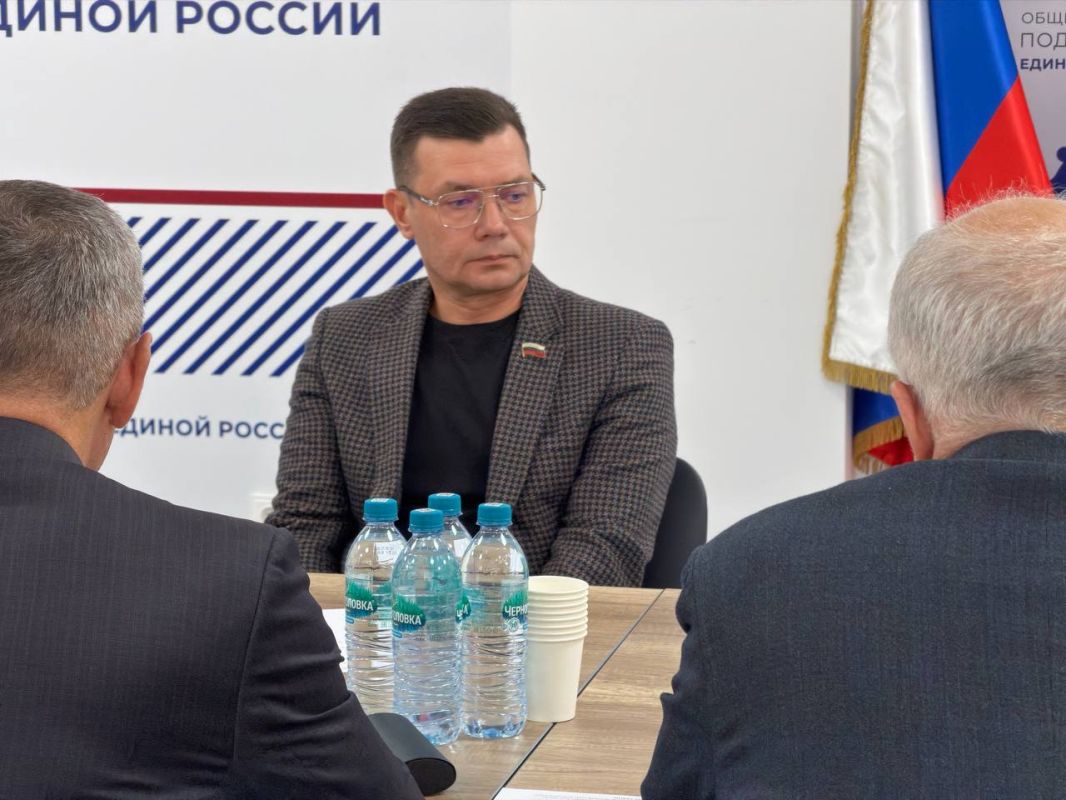 Депутаты «Единой России» обсудили отмену платы за горячее питание в школах, ход благоустройства по депутатским наказам и объявили сбор подписей в поддержку инициативы Депутаты «Единой России» обсудили отмену платы за горячее питание в школах, ход благоустройства по депутатским наказам и объявили сбор подписей в поддержку инициативы