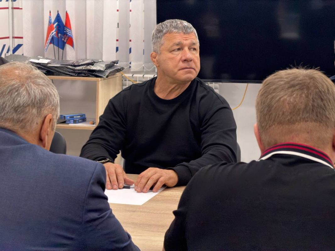 Депутаты «Единой России» обсудили отмену платы за горячее питание в школах, ход благоустройства по депутатским наказам и объявили сбор подписей в поддержку инициативы Депутаты «Единой России» обсудили отмену платы за горячее питание в школах, ход благоустройства по депутатским наказам и объявили сбор подписей в поддержку инициативы