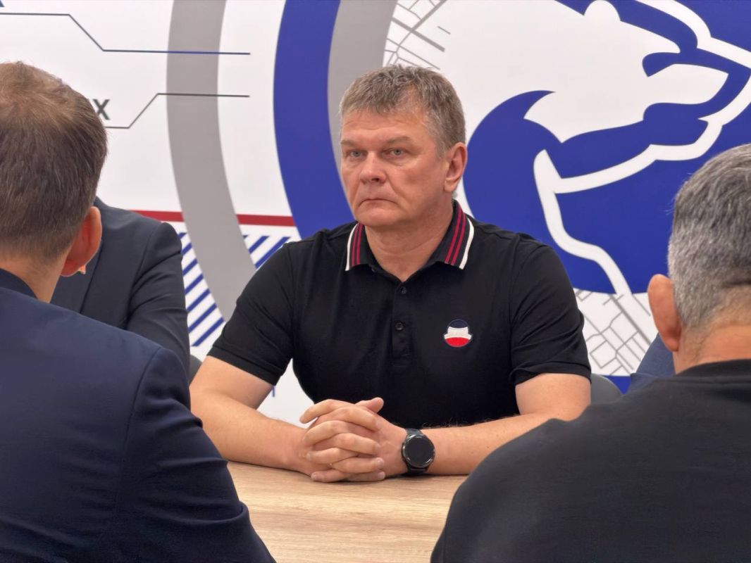 Депутаты «Единой России» обсудили отмену платы за горячее питание в школах, ход благоустройства по депутатским наказам и объявили сбор подписей в поддержку инициативы Депутаты «Единой России» обсудили отмену платы за горячее питание в школах, ход благоустройства по депутатским наказам и объявили сбор подписей в поддержку инициативы