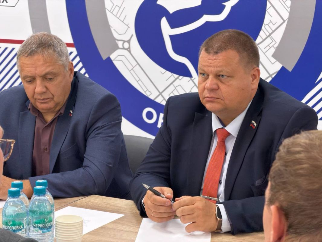 Депутаты «Единой России» обсудили отмену платы за горячее питание в школах, ход благоустройства по депутатским наказам и объявили сбор подписей в поддержку инициативы Депутаты «Единой России» обсудили отмену платы за горячее питание в школах, ход благоустройства по депутатским наказам и объявили сбор подписей в поддержку инициативы