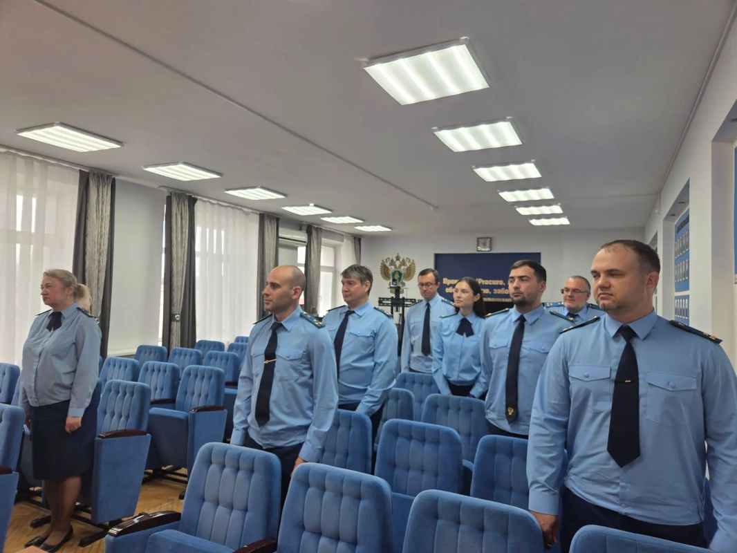 В прокуратуре Магаданской области в торжественной обстановке молодой специалист – помощник прокурора Ольского района София Смирнова приняла Присягу прокурора посвятить себя служению закону и добросовестно исполнять свои... В прокуратуре Магаданской области в торжественной обстановке молодой специалист – помощник прокурора Ольского района София Смирнова приняла Присягу прокурора посвятить себя служению закону и добросовестно исполнять свои...