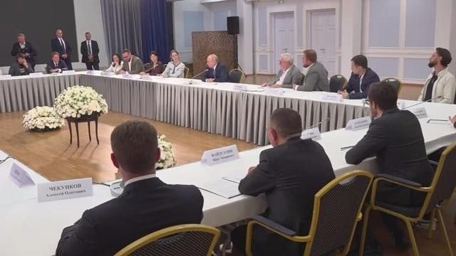 Владимиру Путину рассказали об истории создания парка «Маяк» Владимиру Путину рассказали об истории создания парка «Маяк»