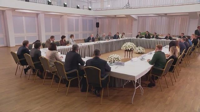 Владимиру Путину рассказали об истории создания парка «Маяк» Владимиру Путину рассказали об истории создания парка «Маяк»