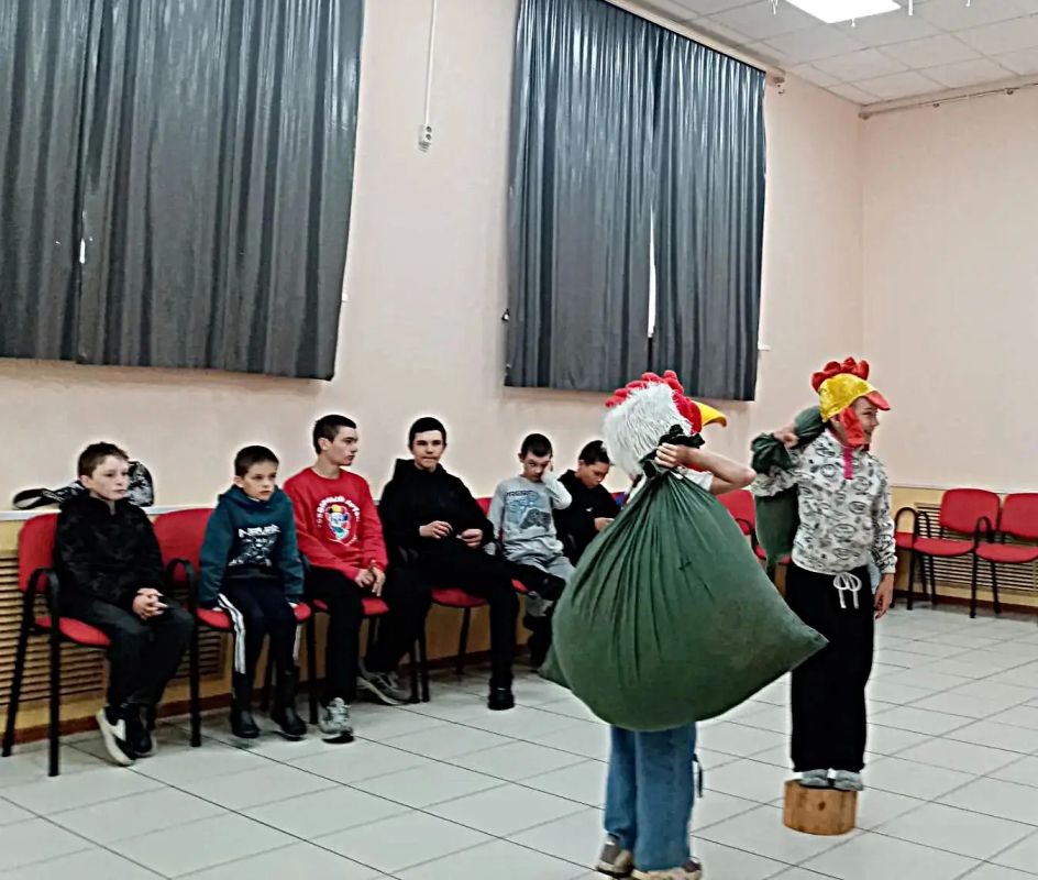 Специалист Кадрового центра «Работа России» Ольского муниципального округа в п. Армань организовала для школьников экскурсию в Арманский центр досуга Специалист Кадрового центра «Работа России» Ольского муниципального округа в п. Армань организовала для школьников экскурсию в Арманский центр досуга