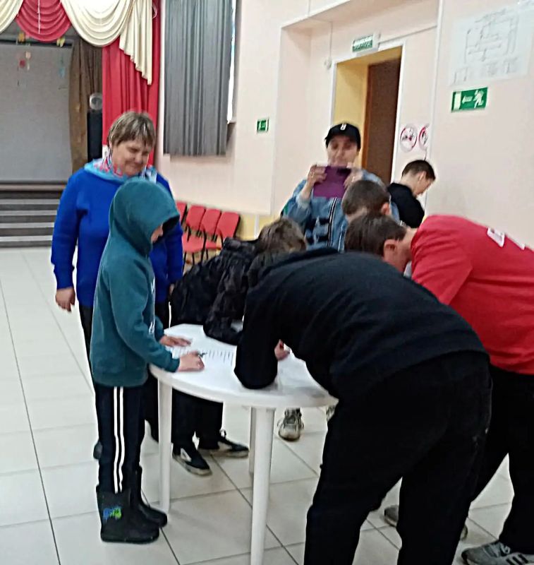 Специалист Кадрового центра «Работа России» Ольского муниципального округа в п. Армань организовала для школьников экскурсию в Арманский центр досуга Специалист Кадрового центра «Работа России» Ольского муниципального округа в п. Армань организовала для школьников экскурсию в Арманский центр досуга