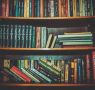 Почему стоит хранить книги на полках, а не класть их?