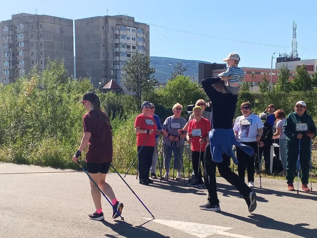 Фестиваль северной ходьбы «Брусничный ход» прошел в Магадане Фестиваль северной ходьбы «Брусничный ход» прошел в Магадане