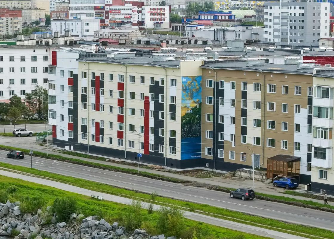 Муралы с видами колымской природы наносят на фасады дома в Магадане Муралы с видами колымской природы наносят на фасады дома в Магадане