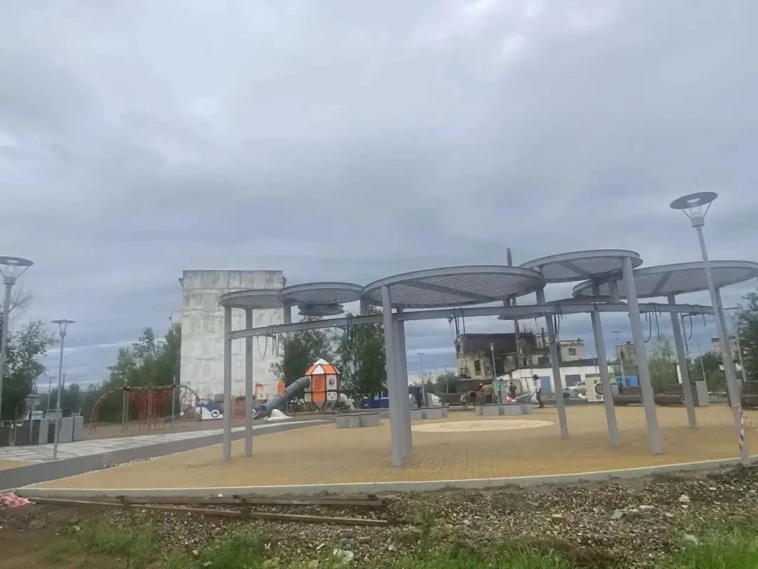 Близится к завершению благоустройство общественной территории в поселке Сеймчан Близится к завершению благоустройство общественной территории в поселке Сеймчан