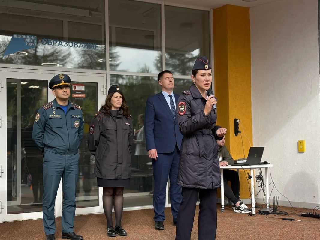 В Магадане полицейские и общественники провели для детей завершающее мероприятие в рамках акции «Безопасное лето» В Магадане полицейские и общественники провели для детей завершающее мероприятие в рамках акции «Безопасное лето»