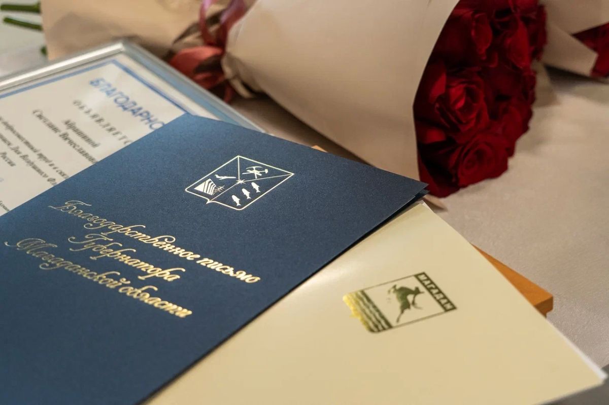 Памятник Владимиру Высоцкому открыли в новом терминале аэропорта Магадана Памятник Владимиру Высоцкому открыли в новом терминале аэропорта Магадана