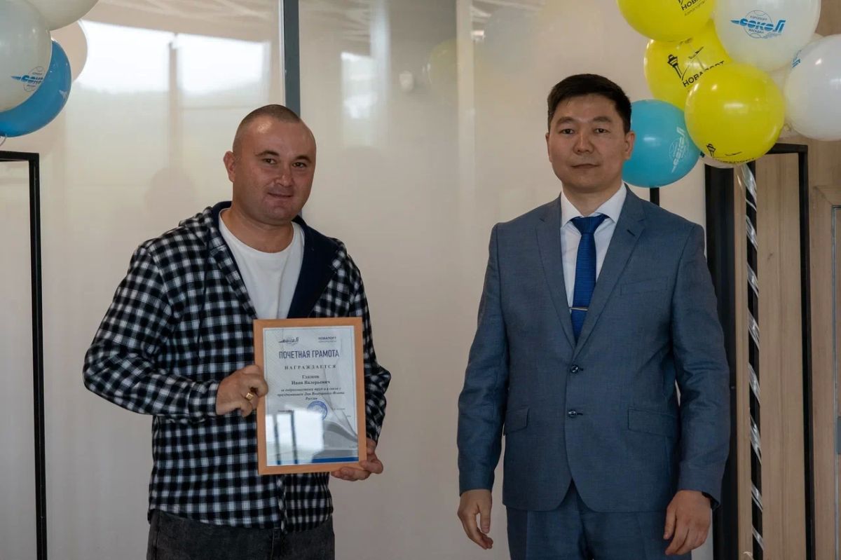 Памятник Владимиру Высоцкому открыли в новом терминале аэропорта Магадана Памятник Владимиру Высоцкому открыли в новом терминале аэропорта Магадана
