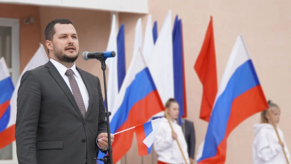 В Магадане сотни колымчан объединились на торжественной акции в преддверии Дня государственного флага РФ В Магадане сотни колымчан объединились на торжественной акции в преддверии Дня государственного флага РФ