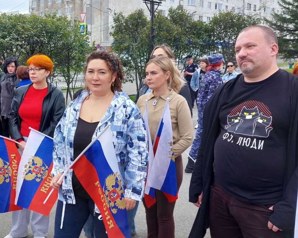 В Магадане отметили День Государственного флага РФ В Магадане отметили День Государственного флага РФ