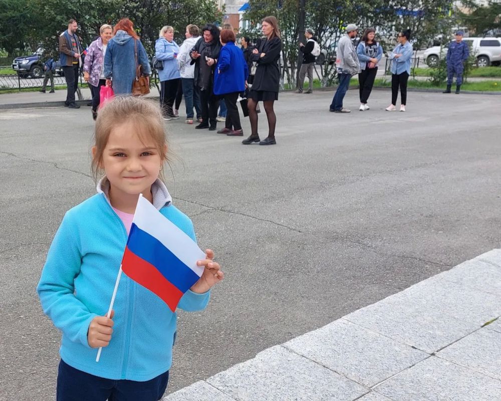 В Магадане отметили День Государственного флага РФ В Магадане отметили День Государственного флага РФ