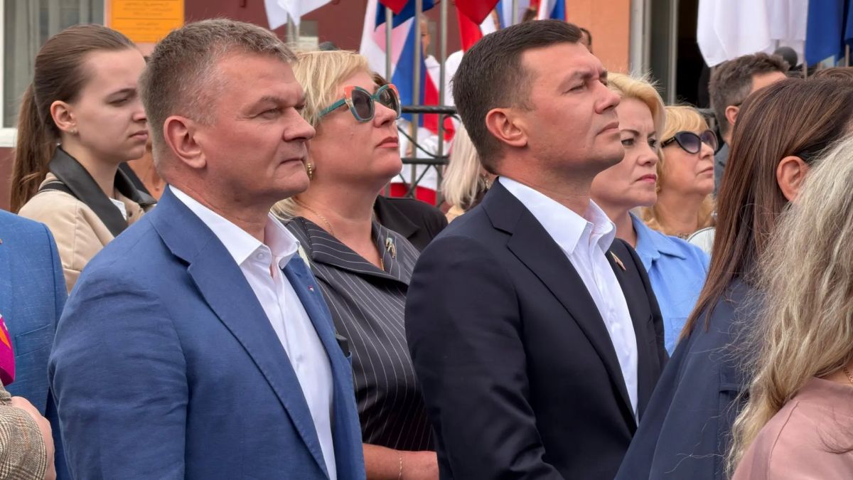 В Магадане прошла патриотическая акция «Пусть гордо реет триколор» В Магадане прошла патриотическая акция «Пусть гордо реет триколор»