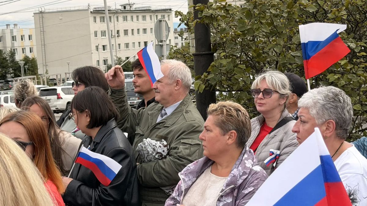 В Магадане прошла патриотическая акция «Пусть гордо реет триколор» В Магадане прошла патриотическая акция «Пусть гордо реет триколор»
