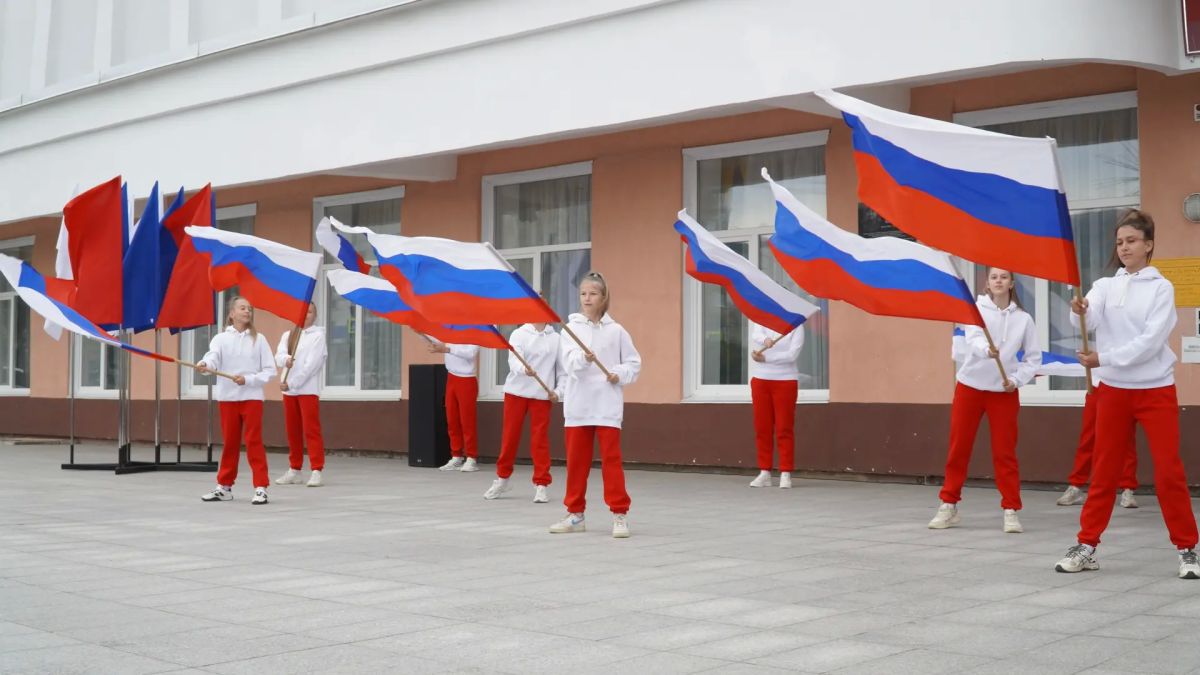 В Магадане сотни колымчан объединились на торжественной акции в преддверии Дня государственного флага РФ В Магадане сотни колымчан объединились на торжественной акции в преддверии Дня государственного флага РФ