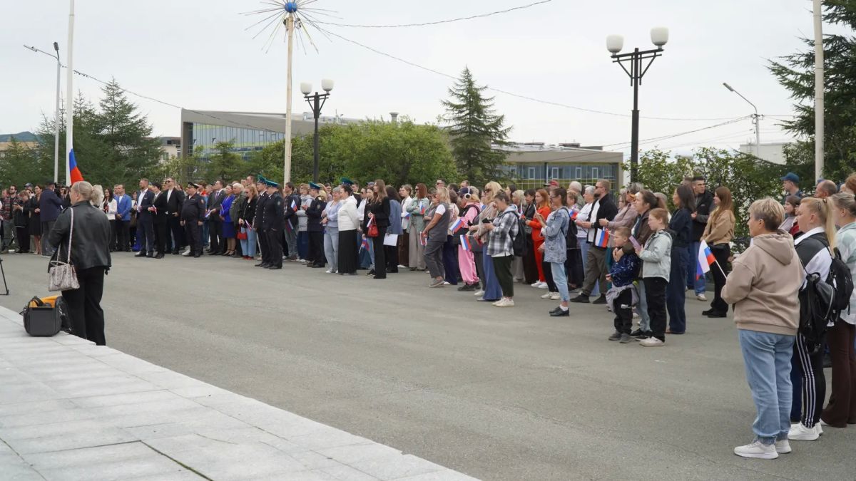 В Магадане сотни колымчан объединились на торжественной акции в преддверии Дня государственного флага РФ В Магадане сотни колымчан объединились на торжественной акции в преддверии Дня государственного флага РФ